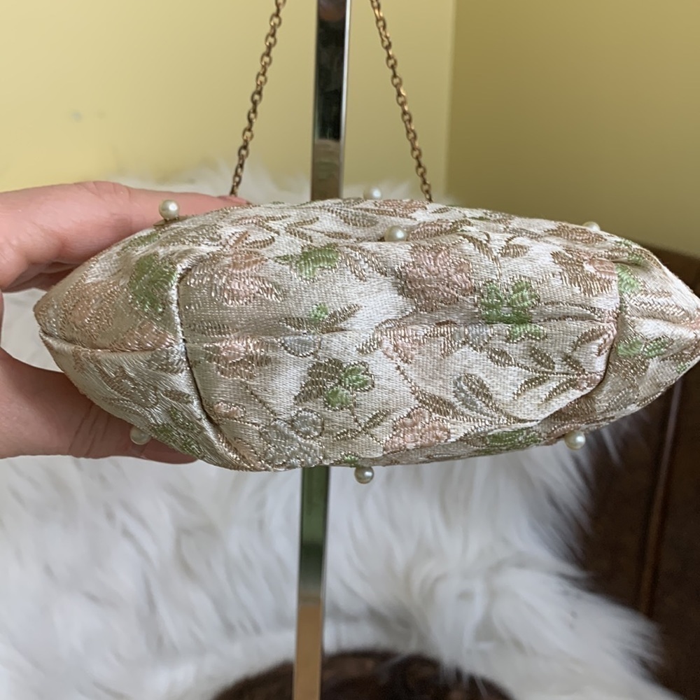 Vintage Ivory Embroidered Beaded Small Kiss Lock Chain Strap Mini Evening Bag - Picture 11 of 17
